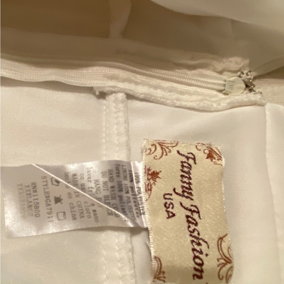 Beautiful Formal white gown, floor length. Size 1X. - Picture 6 of 6